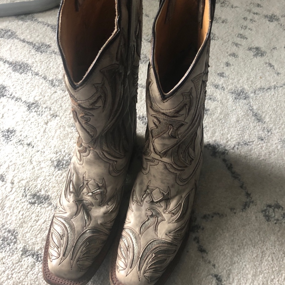 Square toe corral boots